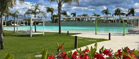 Indendørs pool, 2 udendørs pools, parasoller, liggestole