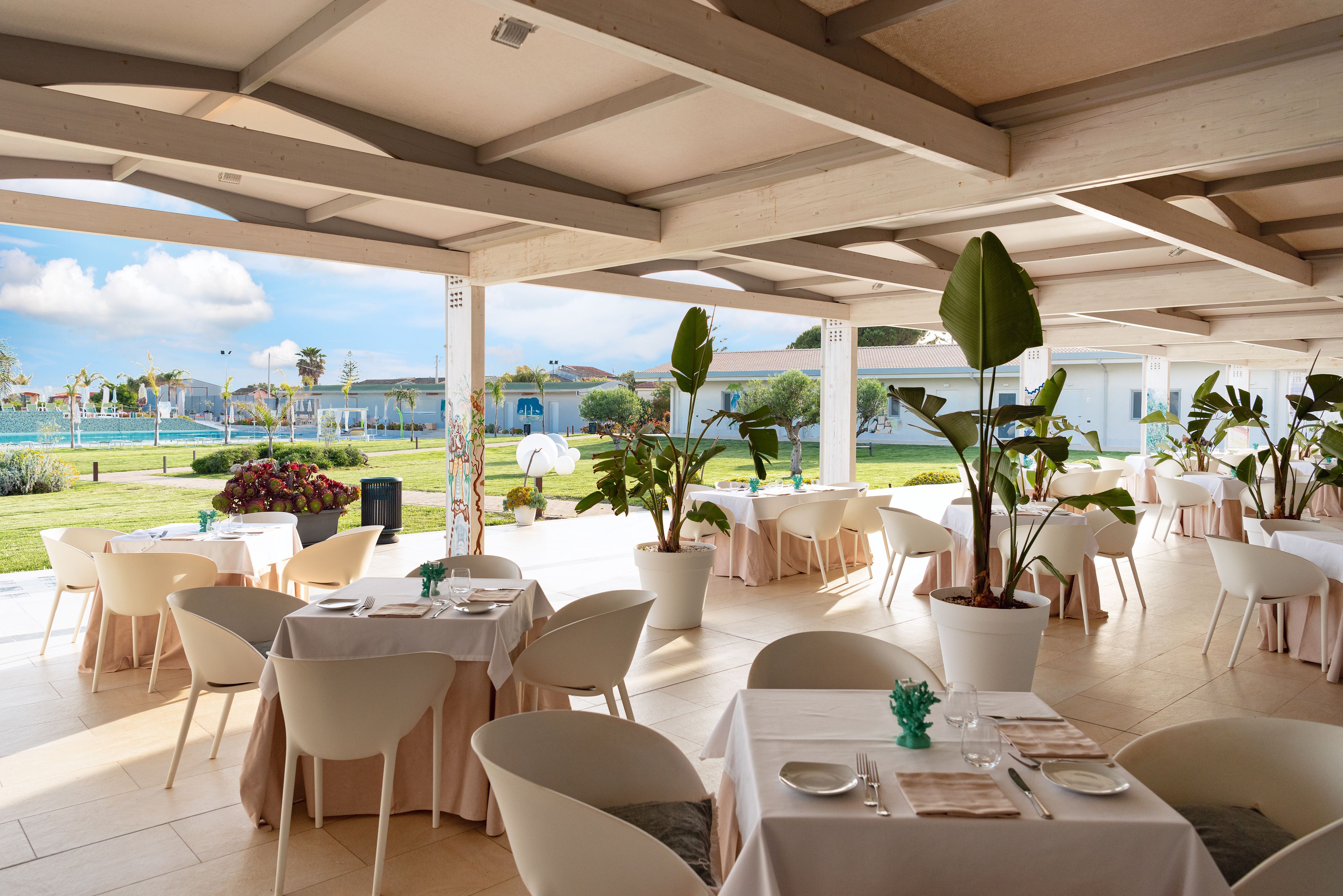 breakfast, lunch, dinner served; international cuisine, pool views