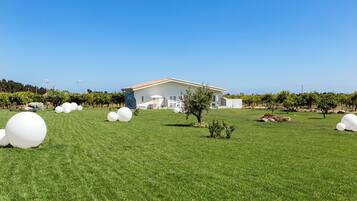 Corallo depandance, entrata dall'esterno | Ropa de cama de alta calidad, camas con efecto memoria y minibar