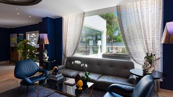 Coin salon dans le hall