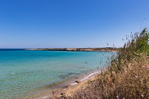Tæt på stranden, gratis strandtransport, parasoller, badehåndklæder