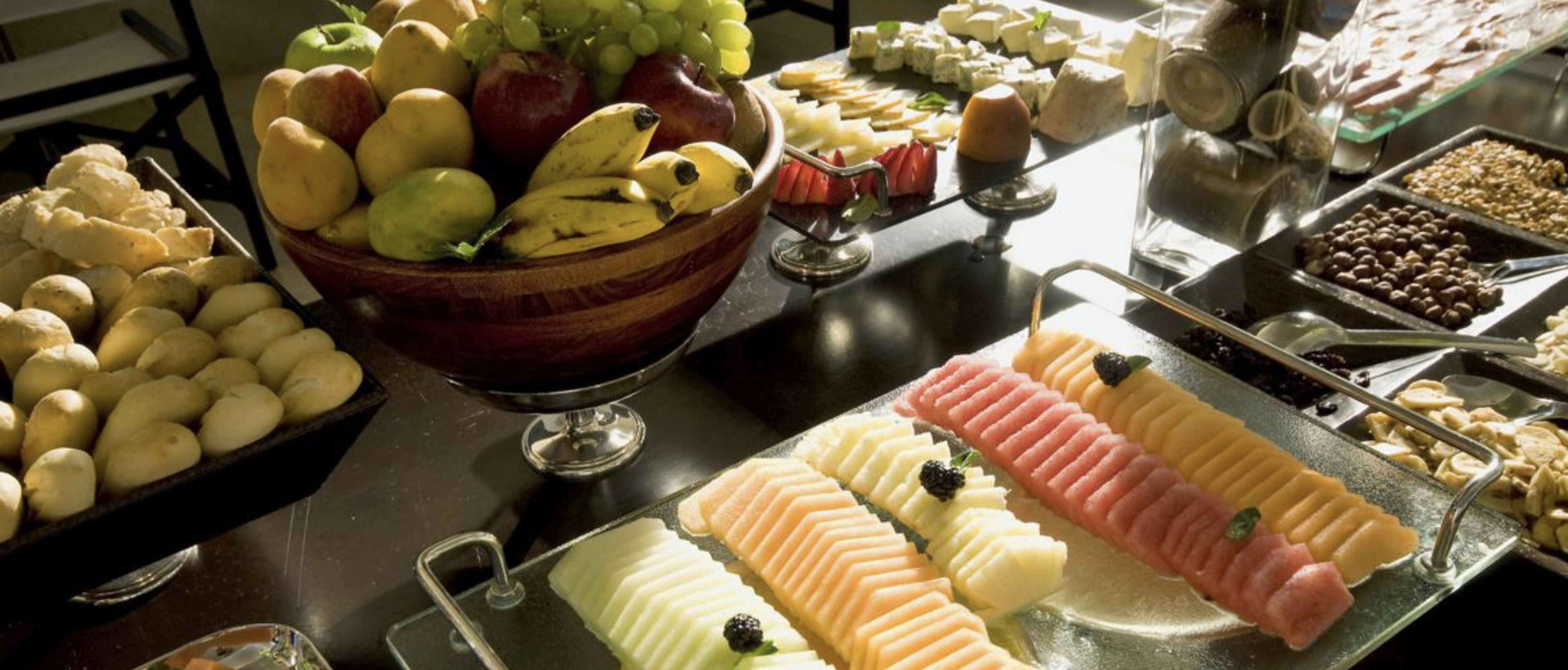 Ein Buffet mit verschiedenen Früchten, Käsesorten und anderen Speisen.