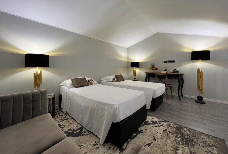 Literie de qualité, lit avec matelas en mousse à mémoire, minibar