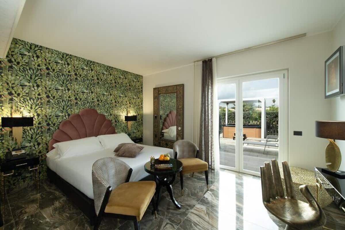 Luxury Suite, Hot Tub, Annex Building | Premium bedding, memory foam beds, minibar, in-room safe