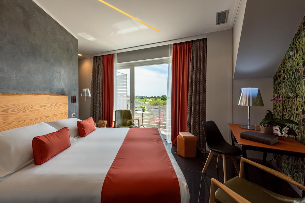 Junior-Suite, Poolblick | Italienische Bettbezüge von Frette, hochwertige Bettwaren
