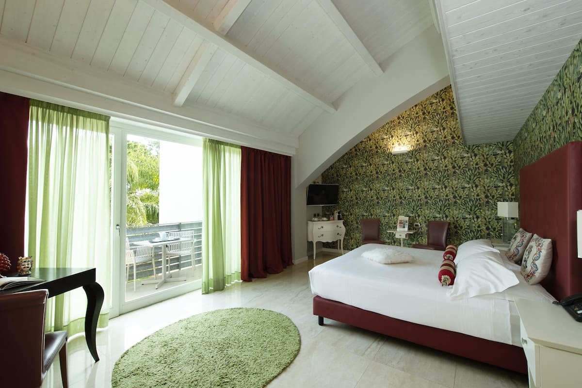 Family Suite (split level) | Premium bedding, memory foam beds, minibar, in-room safe