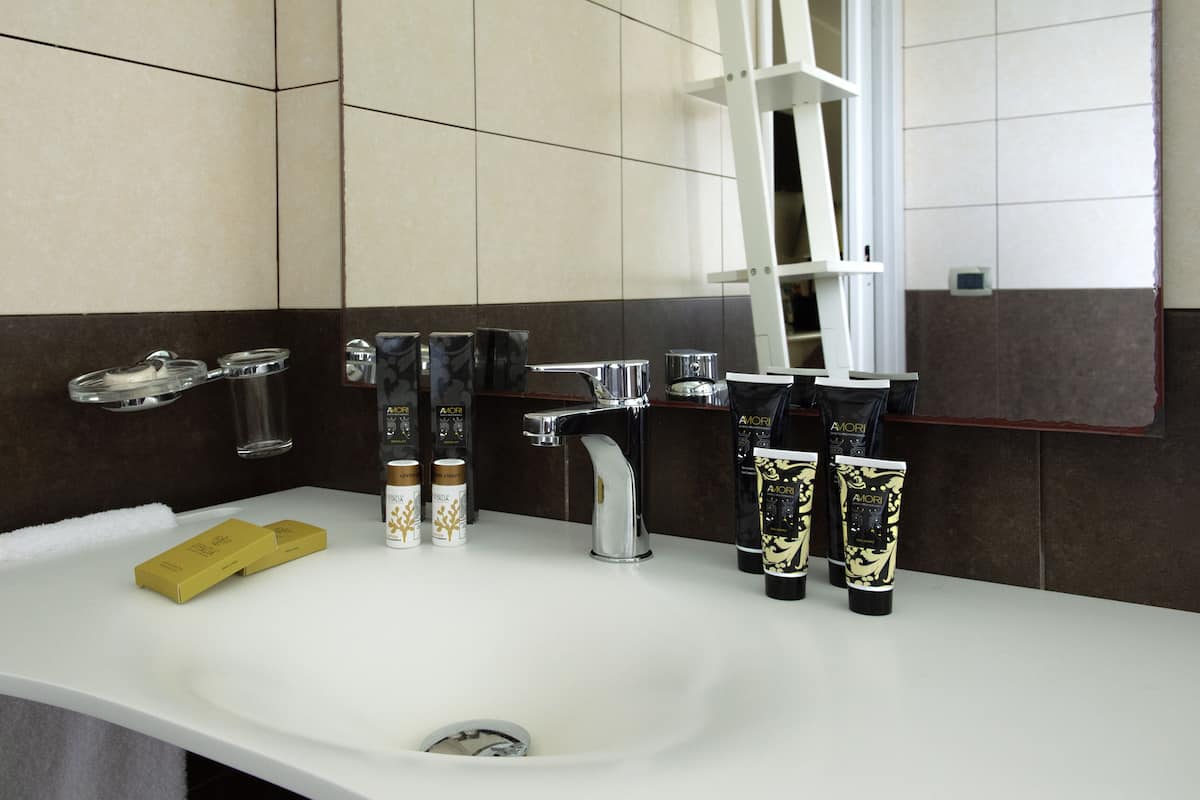 Douche cascade, articles de toilette (gratuits), séchoir à cheveux