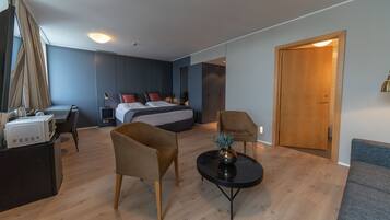 Deluxe Double Room, 1 Bedroom, City View | In-room business center