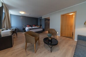 Deluxe Double Room, 1 Bedroom, City View | In-room business centre