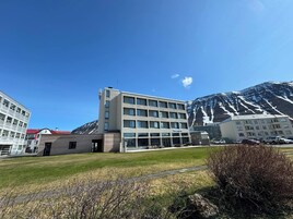 Un hotel de diseño moderno, con techo plano y amplia fachada de vidrio.