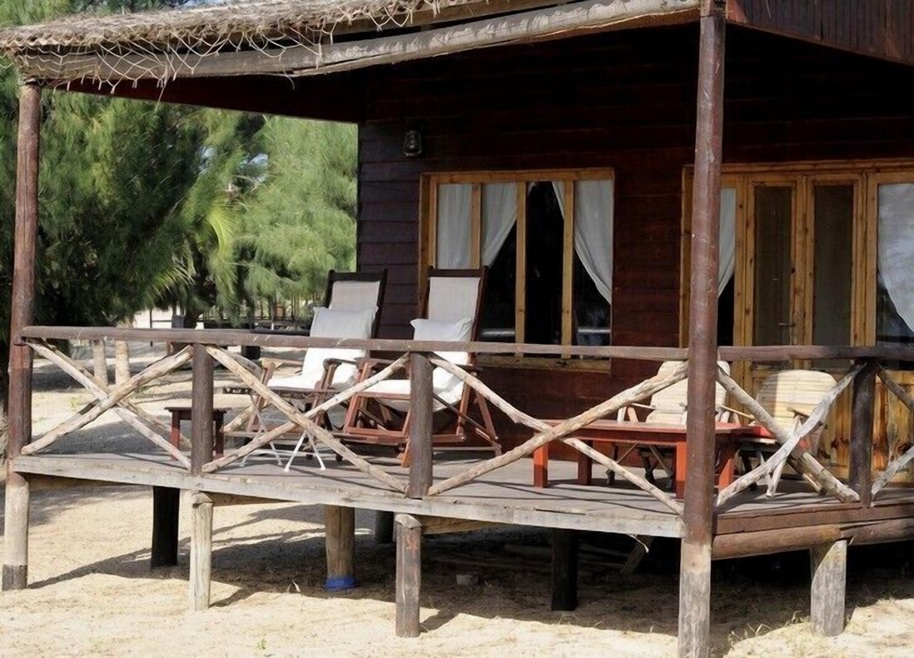 Una scrivania, culle/letti per bambini (gratuiti)