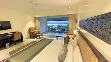 Premium Room Lake View Room | Egyptian cotton sheets, premium bedding, memory-foam beds, minibar