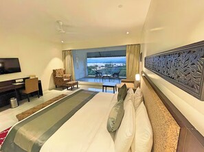 Premium Room Lake View Room | Egyptian cotton sheets, premium bedding, memory foam beds, minibar