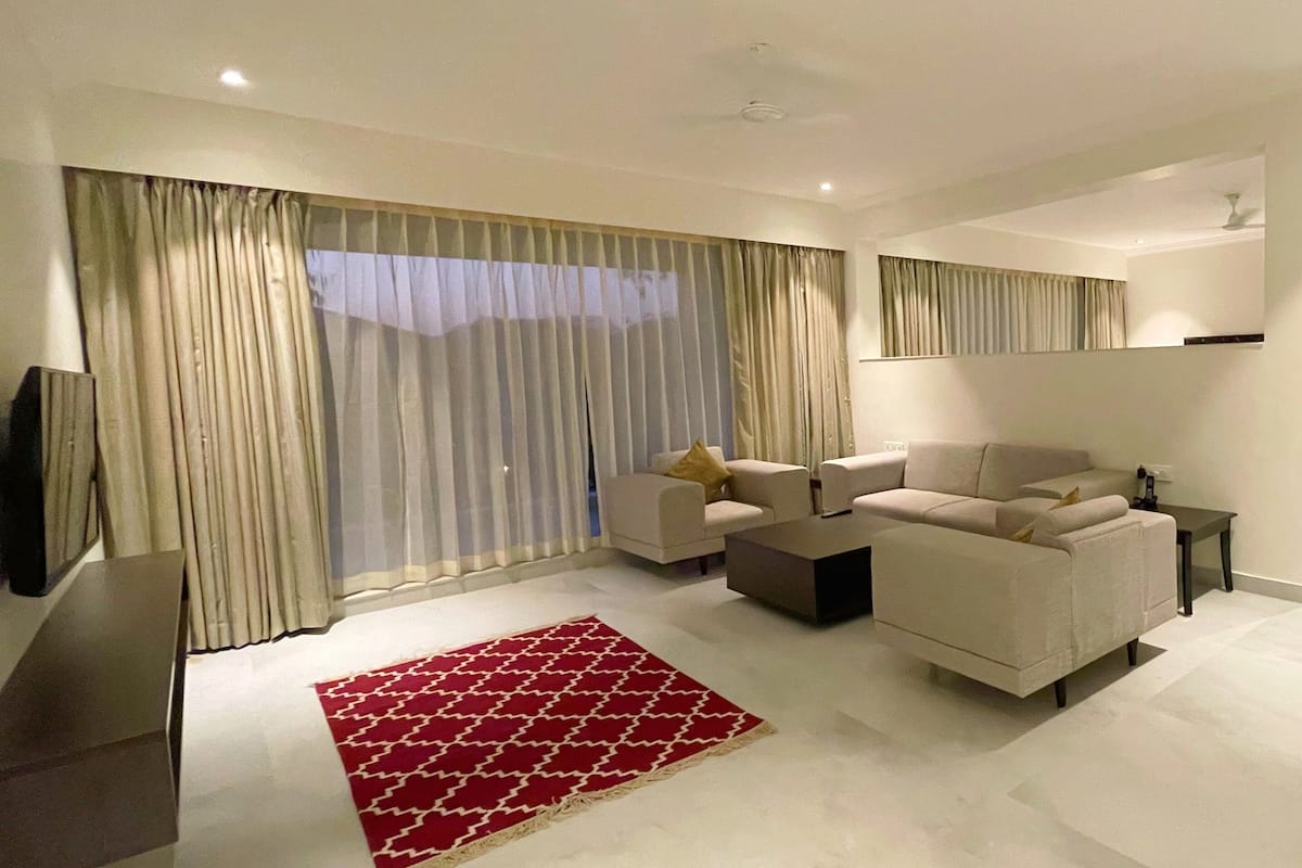 起居区 | 40-英寸LED 电视 (配备卫星频道)、电视