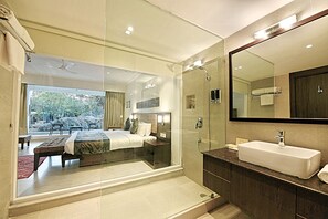 Shower, rainfall showerhead, free toiletries, hair dryer - Tatsaraasa Resort and Spa Udaipur (Udaipur)
