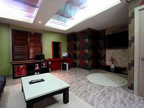 VIP | Living area | LED TV, computer, pay movies - Brown Hotel (Suncheon)