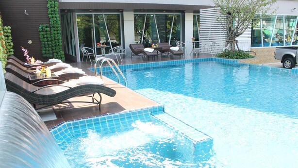 A swimming pool with lounge chairs and a hot tub. - Chariot Pattaya Residence (Pattaya)