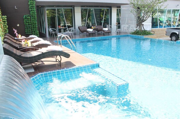Outdoor pool - Chariot Pattaya Residence (Pattaya)