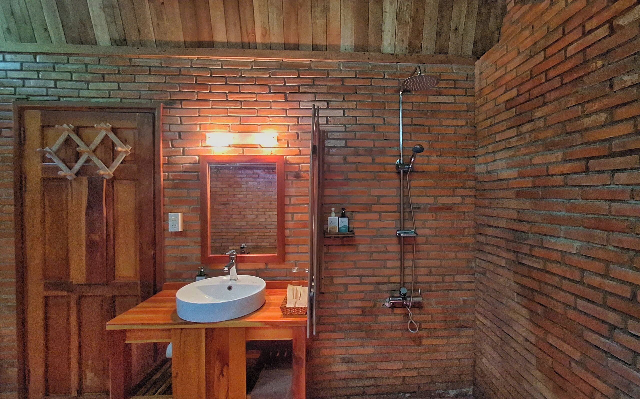 bungalow, partial sea view | bathroom | shower, free toiletries, hair dryer, slippers