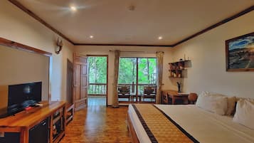 Deluxe kamer, gedeeltelijk uitzicht op zee | Een minibar, een kluis op de kamer, een bureau, verduisterende gordijnen