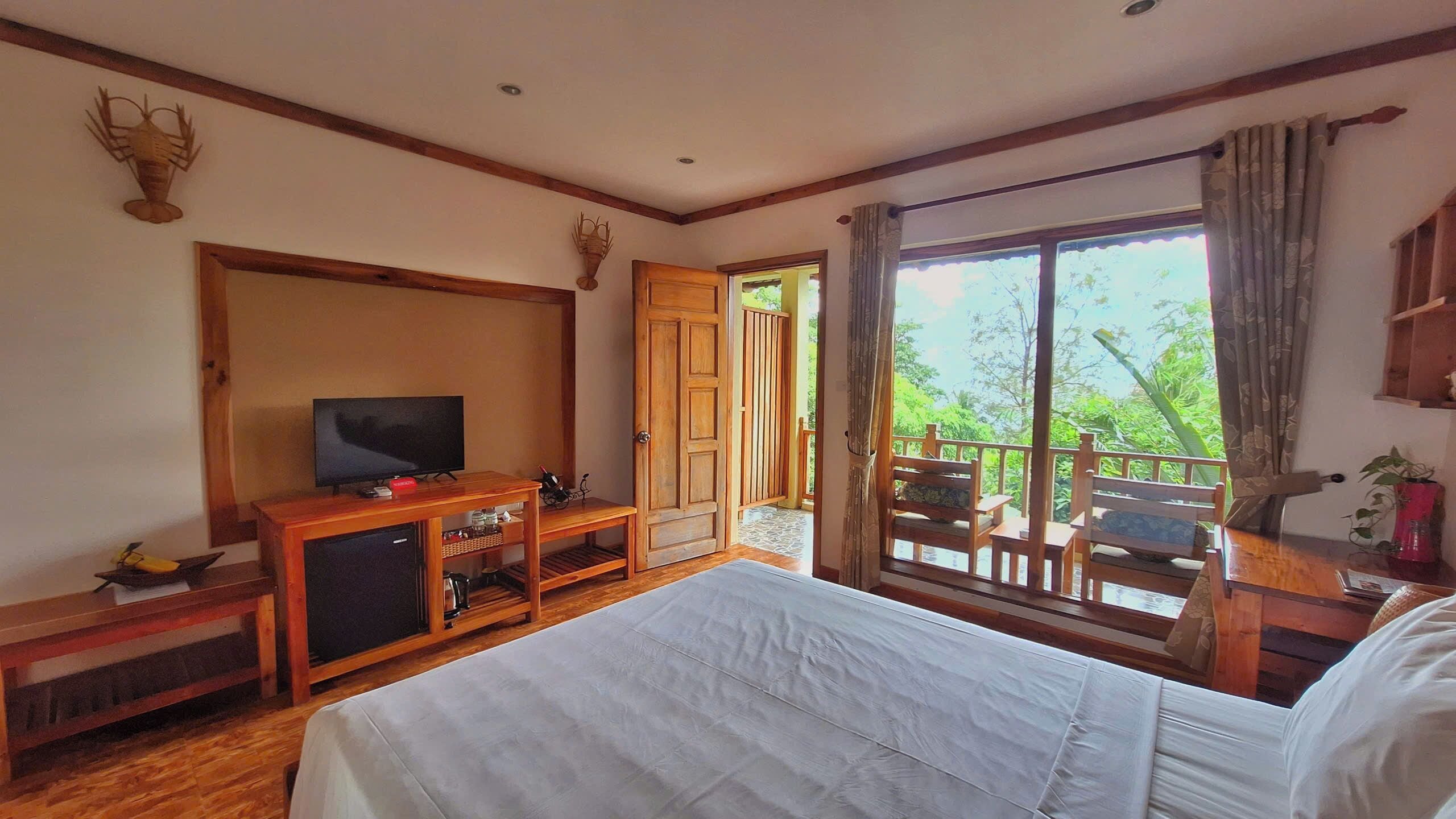 standard room, garden view | minibar, in-room safe, desk, blackout curtains