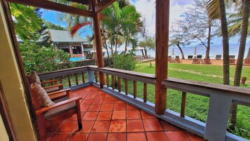 Bungalow, frente a la playa | Vistas al mar