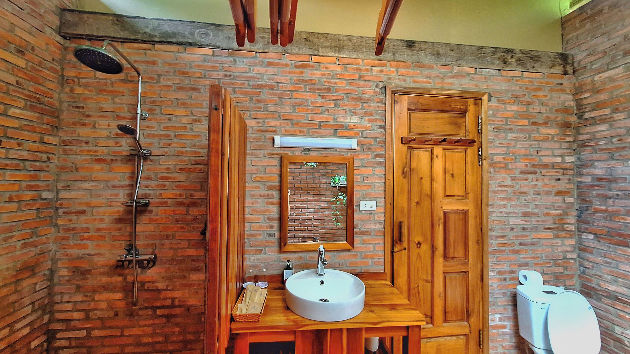 bungalow, beachfront | bathroom | shower, free toiletries, hair dryer, slippers