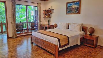 Deluxe-rum - viss havsutsikt | Minibar, värdeförvaringsskåp på rummet och skrivbord