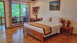 Minibar, caja de seguridad en la habitación y escritorio 