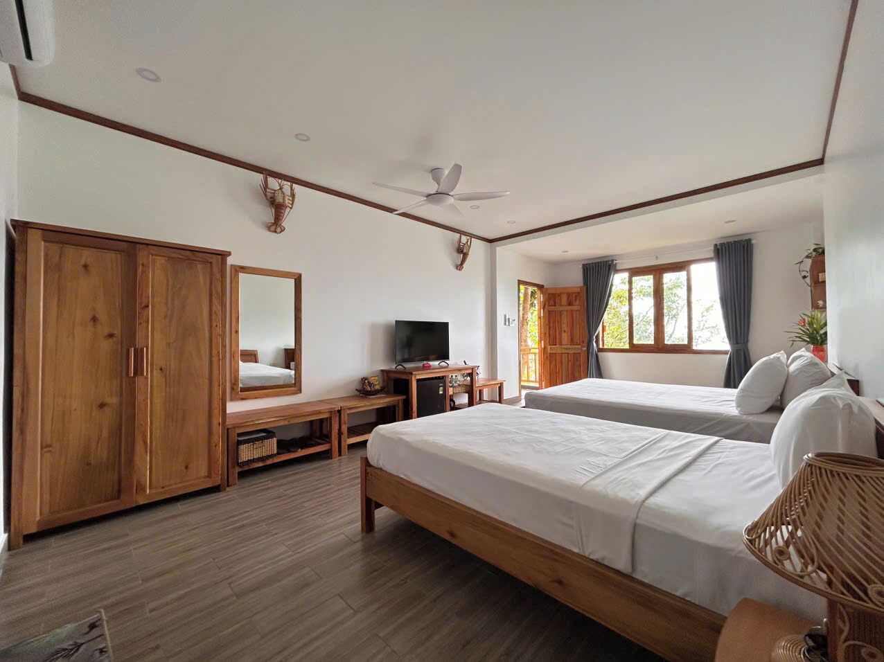 Minibar, caja de seguridad en la habitación y escritorio 