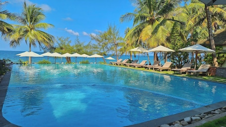 Outdoor pool, sun loungers