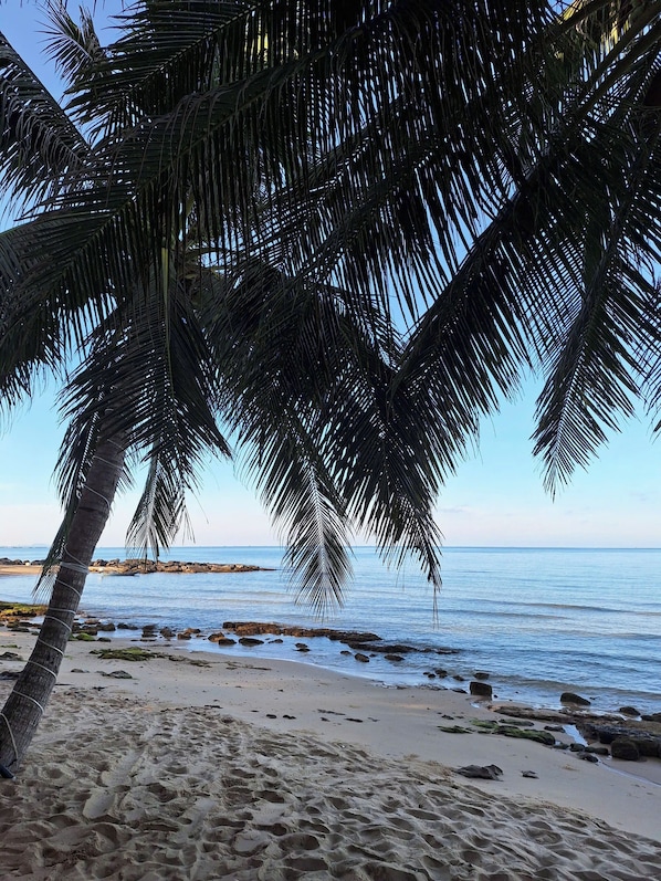 Bãi biển riêng, ghế dài tắm nắng, dù trên bãi biển, lặn với ống thở