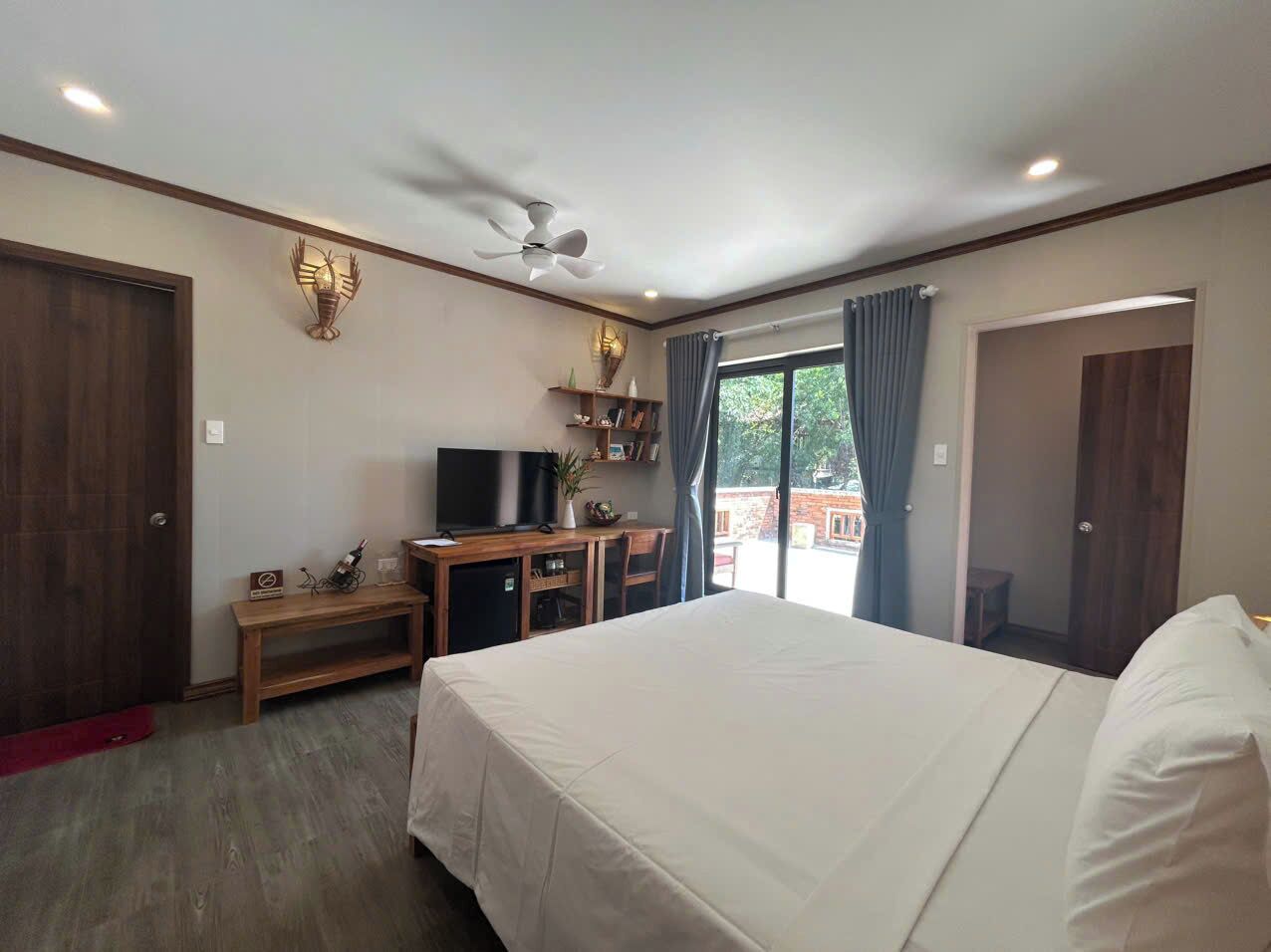 Minibar, caja de seguridad en la habitación y escritorio 