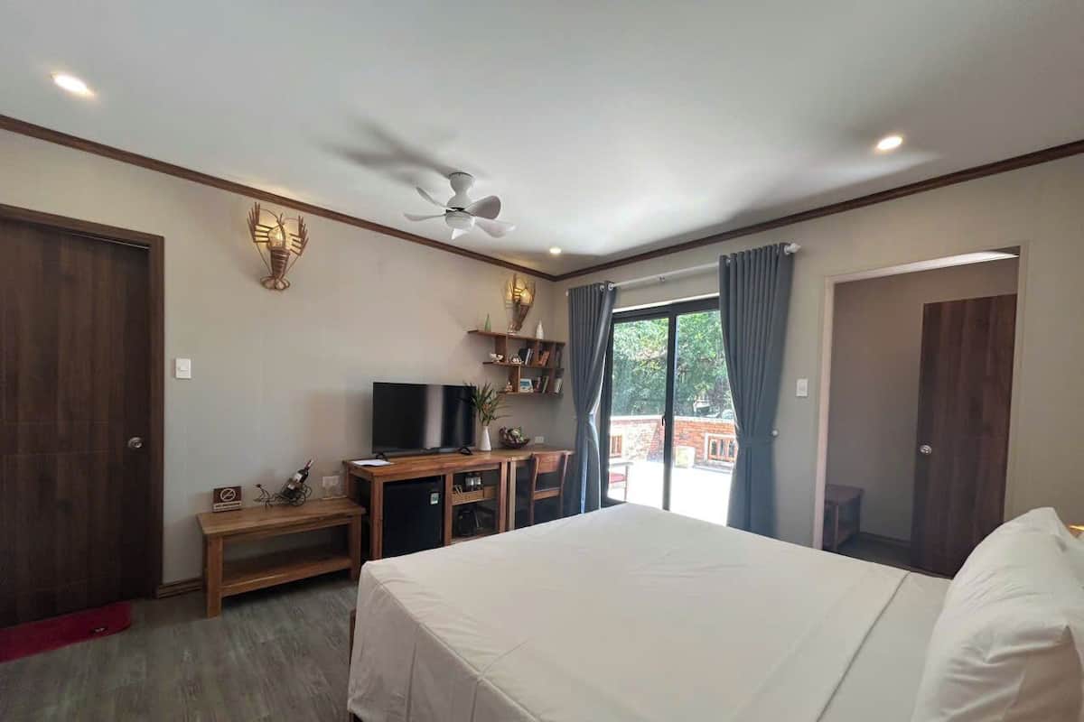 Yhden hengen perushuone | Minibaari, tallelokero huoneessa, työpöytä, pimennysverhot