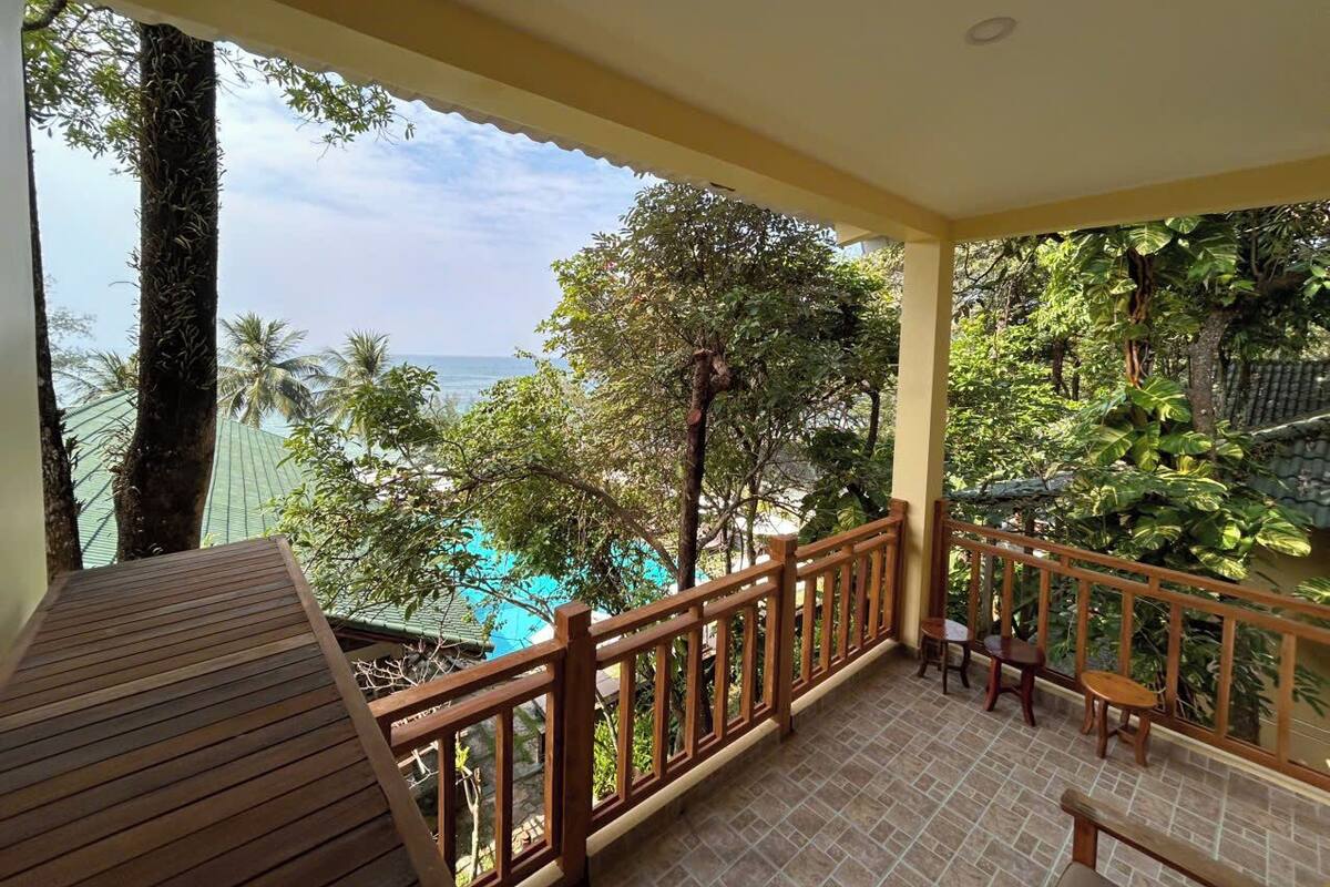 Bungalow ejecutivo, vista al mar | Minibar, caja de seguridad en la habitación y escritorio