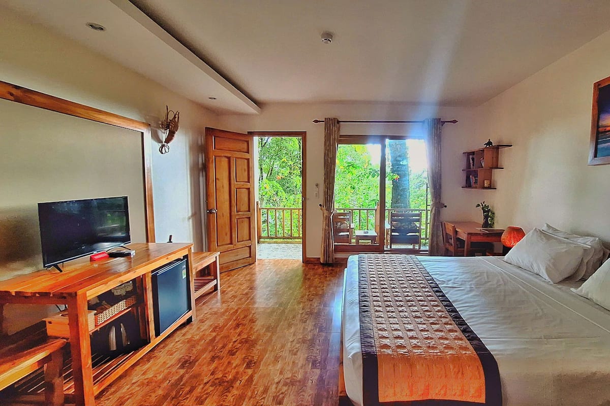 Habitación Deluxe, vista al jardín | Minibar, caja de seguridad en la habitación y escritorio