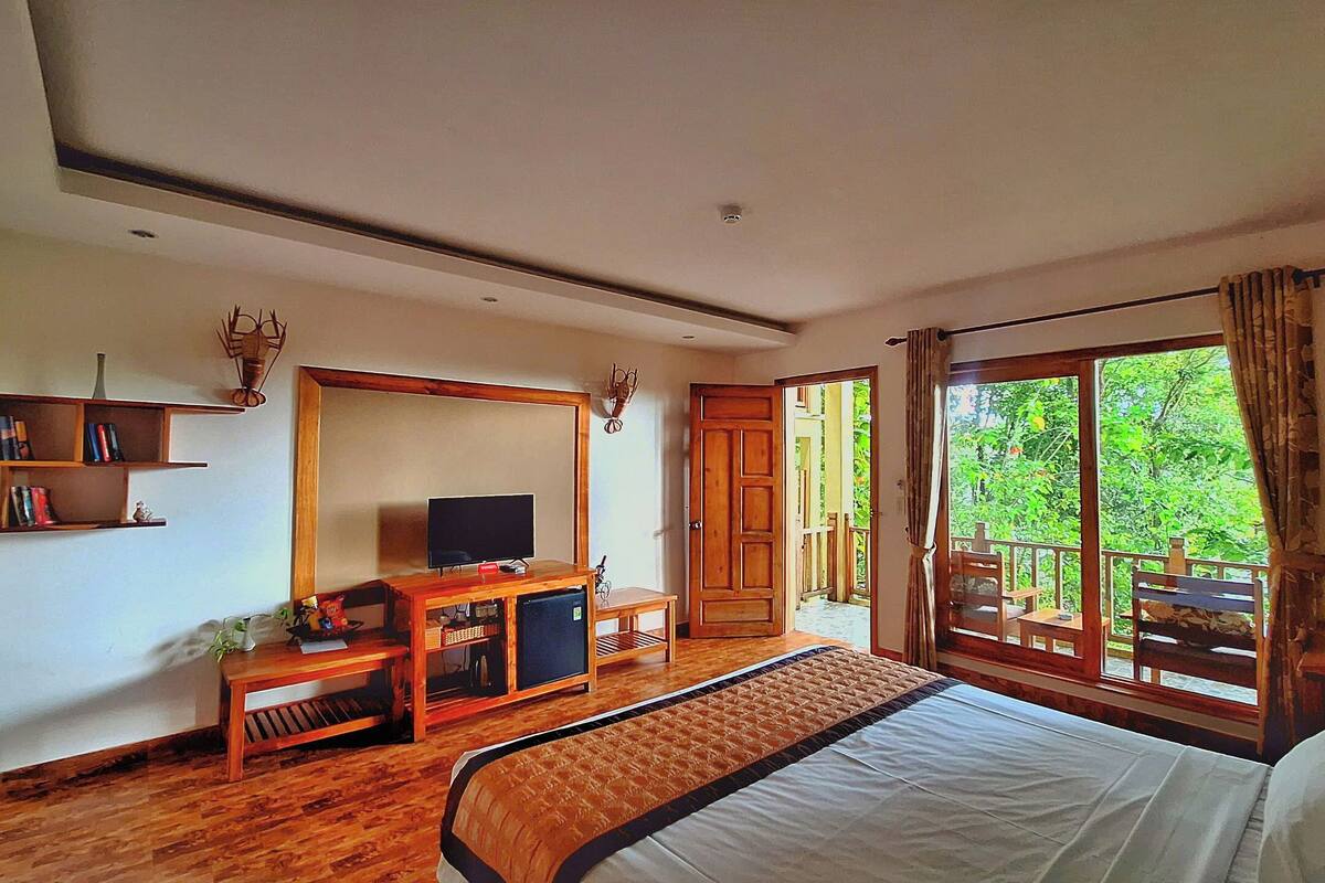 deluxe room, garden view | minibar, in-room safe, desk, blackout curtains