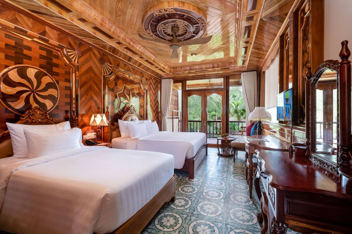 premium bedding, pillow-top beds, minibar, in-room safe