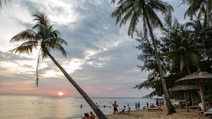 Private beach, white sand, free beach cabanas, sun-loungers - Coco Palm Beach Resort & Spa (Phu Quoc)