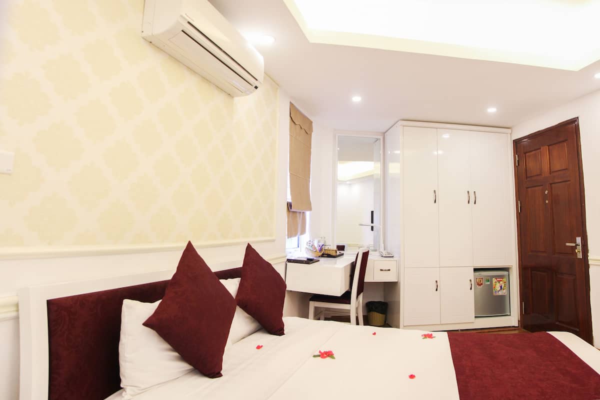Minibar, in-room safe, desk, blackout curtains
