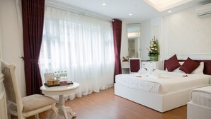 Shower, free toiletries, hair dryer (on request), bathrobes - Splendora Hotel (Hanoi)