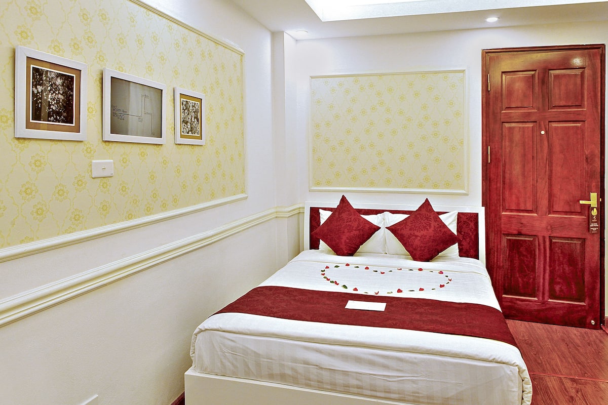 Minibar, in-room safe, desk, blackout curtains