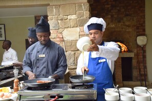 Ofereix vistes a la piscina i s'hi serveixen esmorzars, dinars i sopars