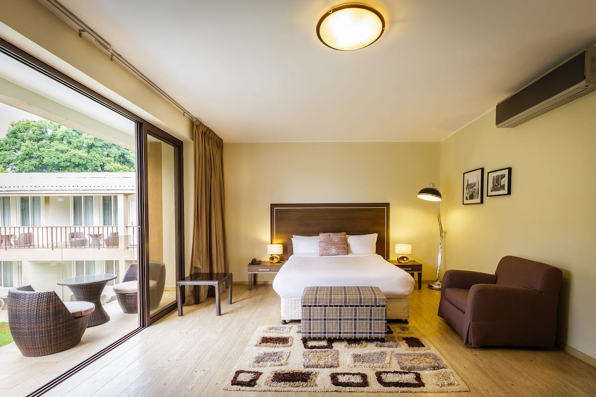 Superior Club Room | Minibar, in-room safe, desk, blackout drapes