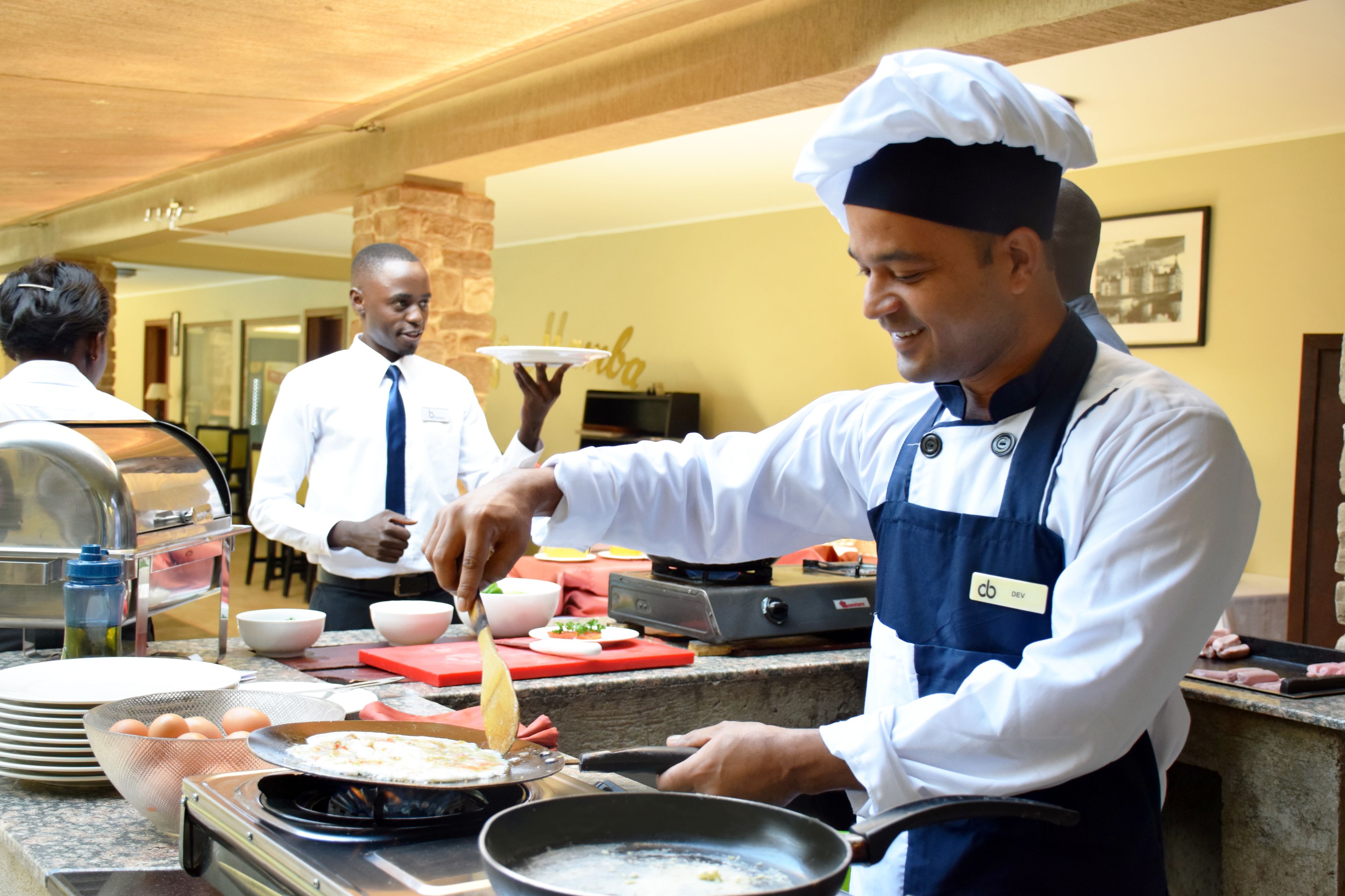 Petit déjeuner, déjeuner et dîner servis sur place, vue sur la piscine