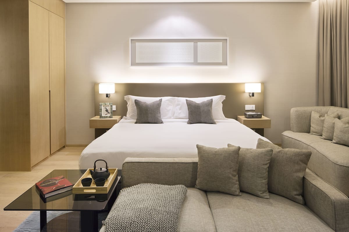 Ropa de cama de alta calidad y caja de seguridad en la habitación