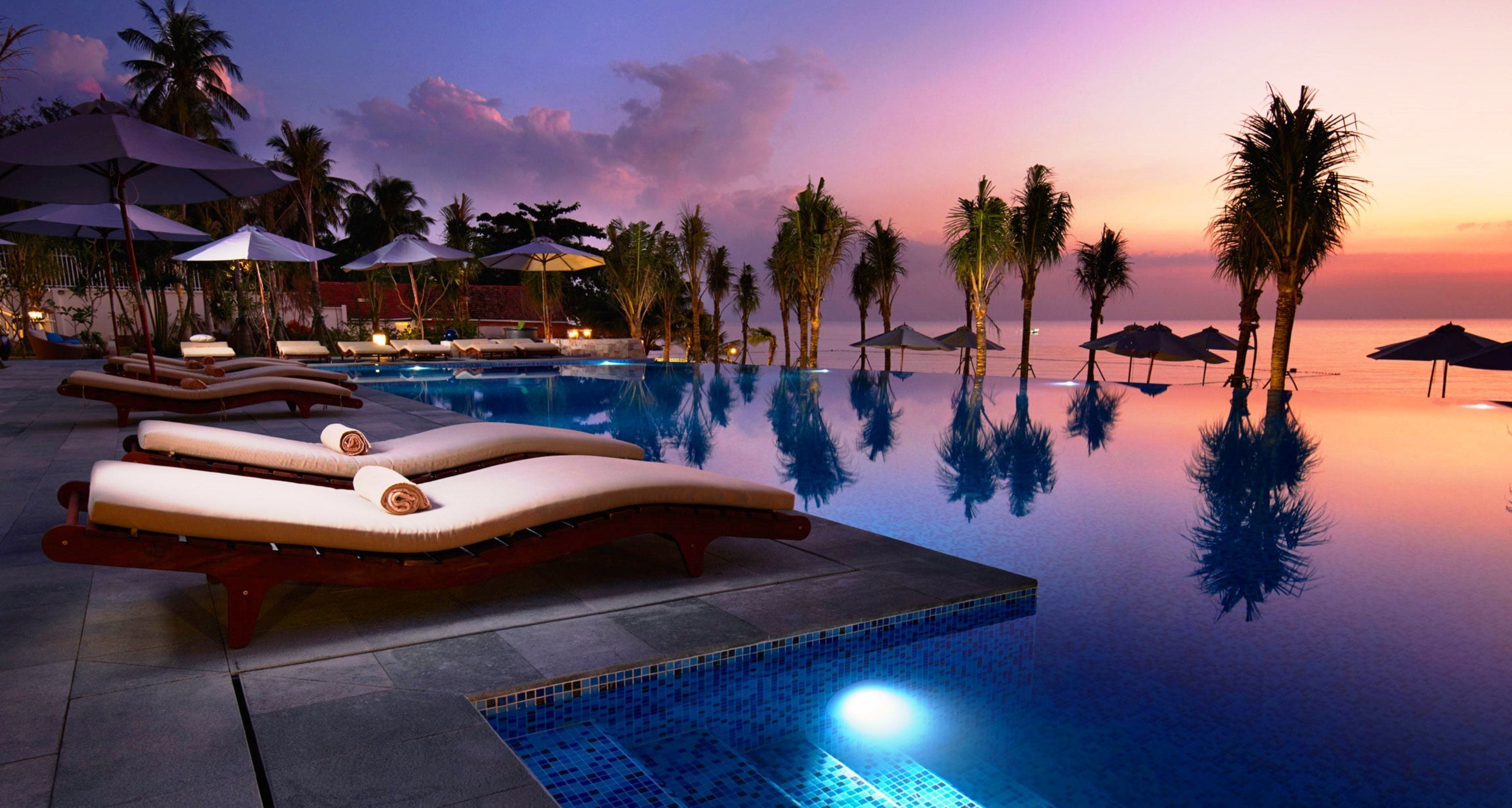 3 outdoor pools, pool umbrellas, sun loungers