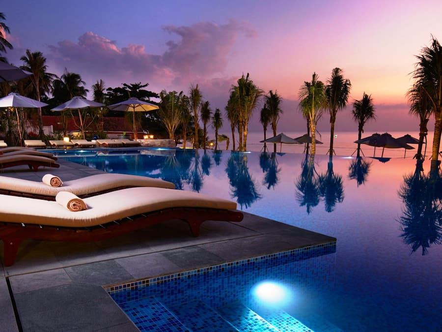 3 utendørsbassenger, bassengparasoller og solsenger