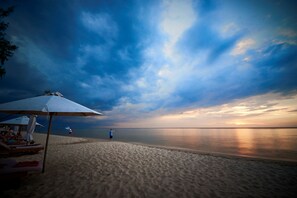 Ubicación a pie de playa, arena blanca, tumbonas y sombrillas