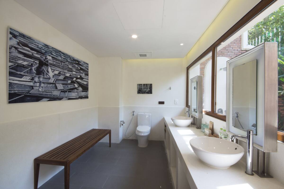 modern premium room | bathroom | shower, free toiletries, hair dryer, bathrobes